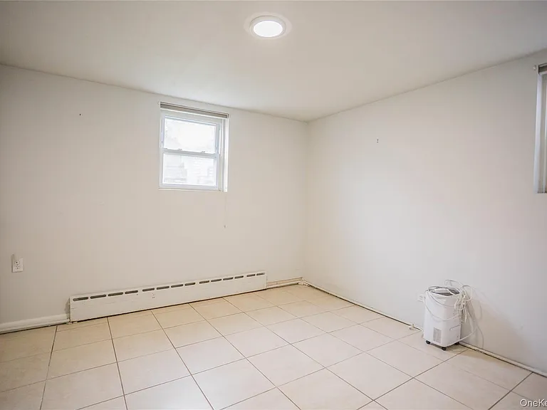 237 E Broadway #LOWER — Photo 11