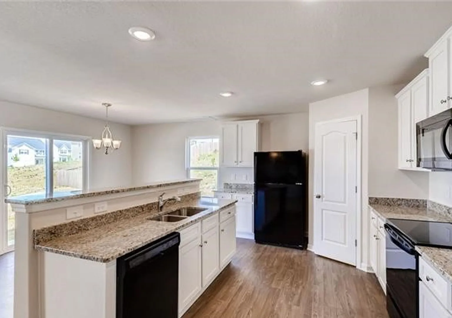 Beautiful 4BR townhome Minutes from the Airport — Photo 3