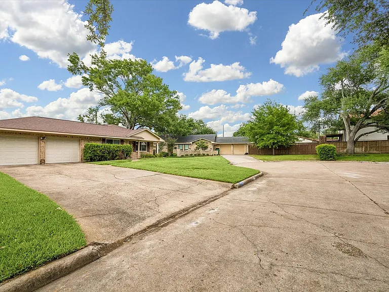 1607 Willowby Dr — Photo 17