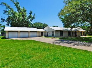 1352 Woody Ln, Sealy, TX 77474