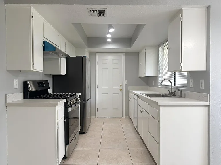 3221 Denver Ave — Photo 6