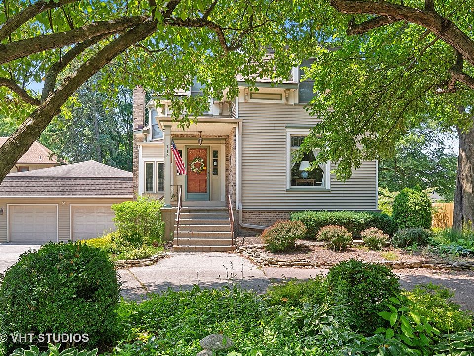 Stunning home on a beautiful landscaped lot!! Located on the Sycamore Pumpkinfest parade route, this