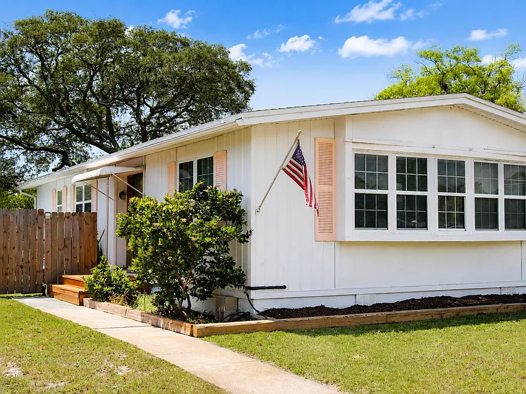 111 Shores Blvd — Photo 30
