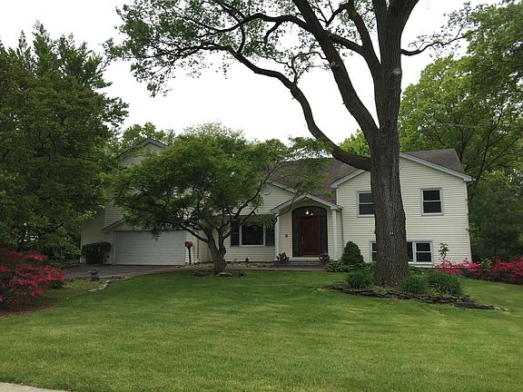 3rd image of 54 Woodhill Ln