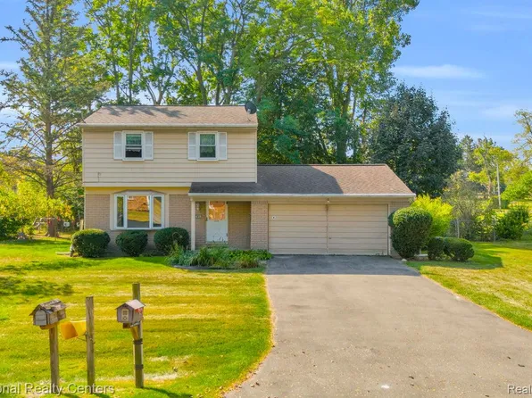 1874 Hopkins Dr, Wixom, MI 48393
