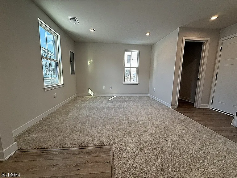 106 E Stiger St — Photo 15