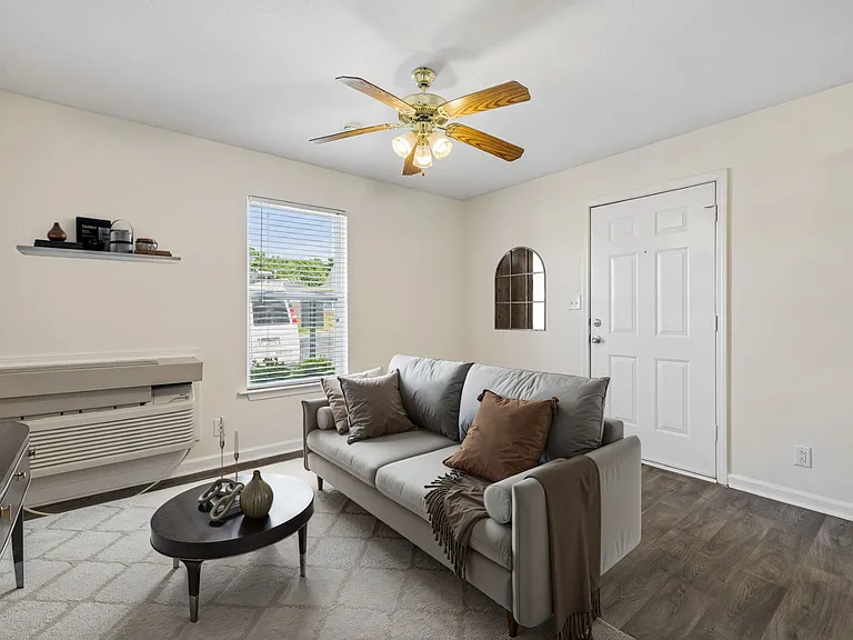 One Bedroom - 1 Bed / 1 Bath - 800 Sq.Ft.