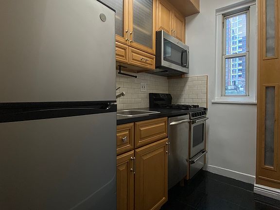 5th image of 139 E 35th St APT 2B