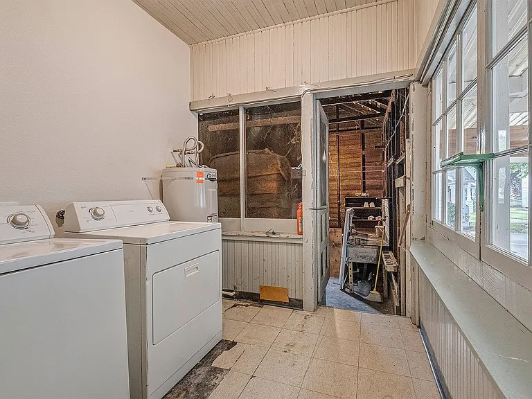 623 E Main St — Photo 30