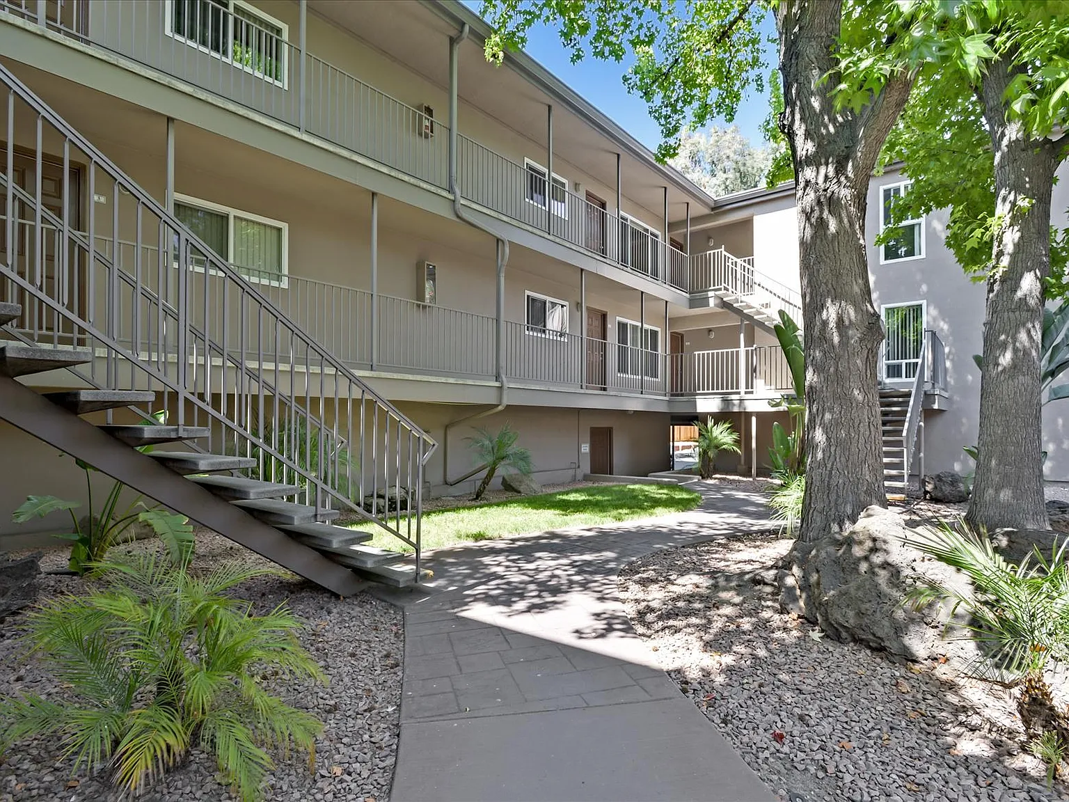 2 bed, 800 sqft, $3,095 — Photo 4