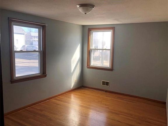 3rd image of 30 Wakefield St