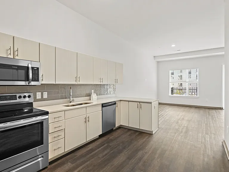 Metropolis Apartments — Photo 37