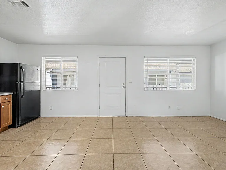 Twin Palms Apartments — Photo 5