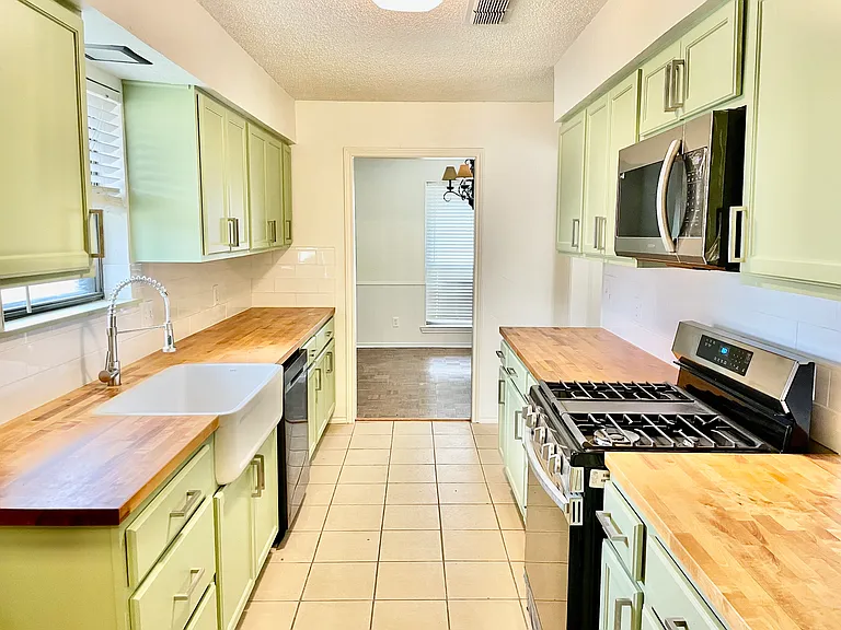 1011 Westgate Dr — Photo 6