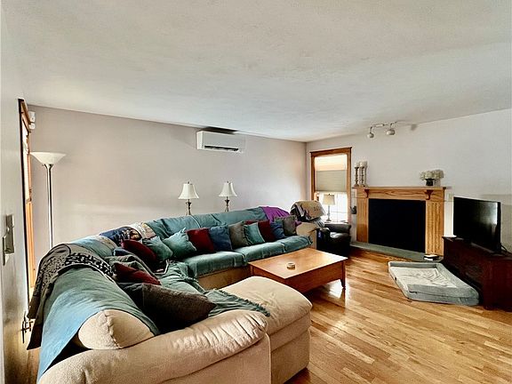 5th image of 122 Hickory Hill Rd