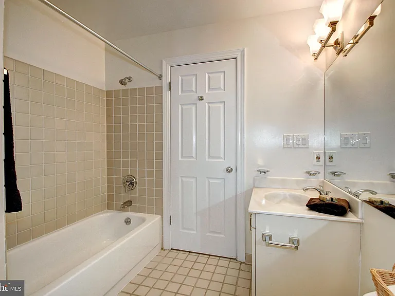 5300 43rd St NW #204 — Photo 14
