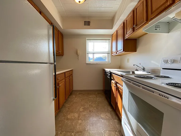 360 Maryland Ave — Photo 18