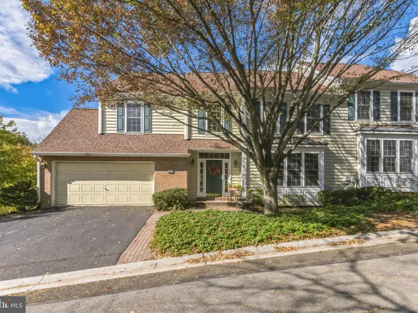 202 Hillsboro Mills Ln, Wallingford, PA 19086