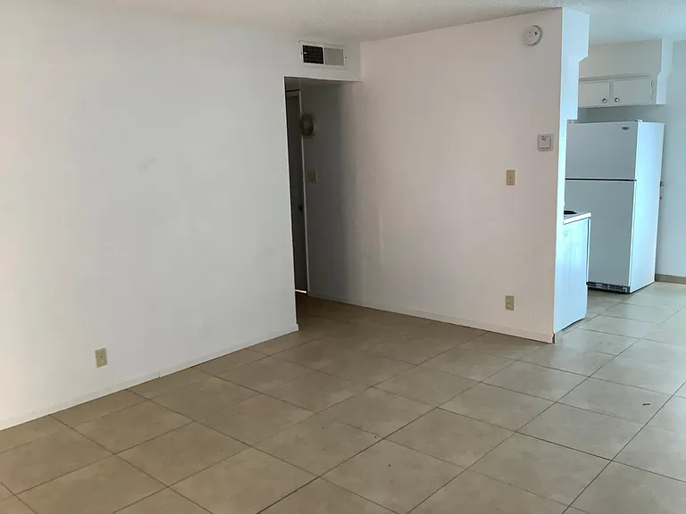1014 S Trinity St — Photo 9
