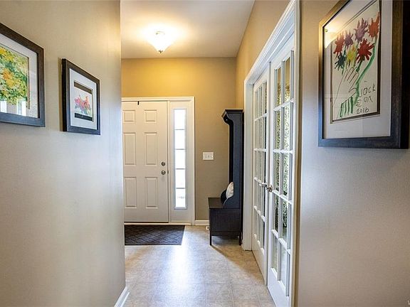 3rd image of 114 Camelot Dr