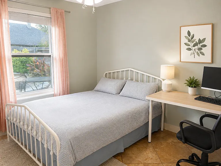 Guest room and/or office