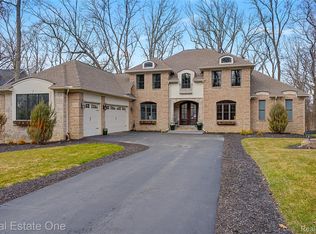 6060 Pinemont Dr, Brighton, MI 48116