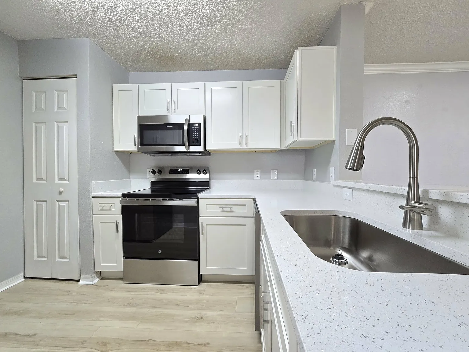 2 bed, 1096 sqft, $1,650 — Photo 3