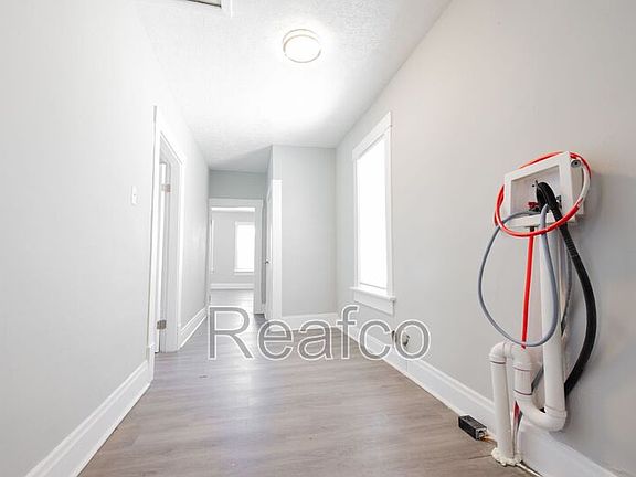 4th image of 358 1/2 Saint Clair Ave