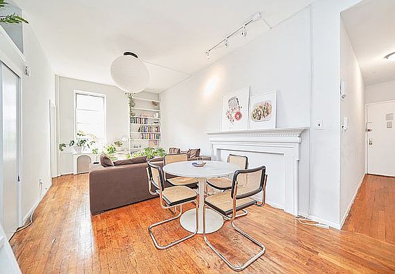 4th image of 470 W 23rd St #404