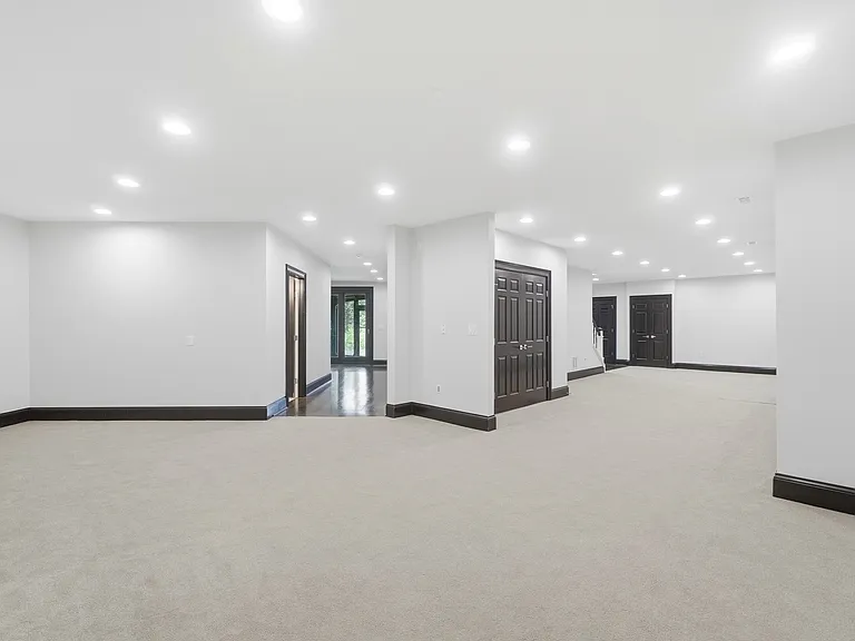 678 Canterbury Dr — Photo 38