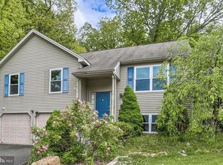1869 Pin Oak Dr, Spring Grove, PA 17362
