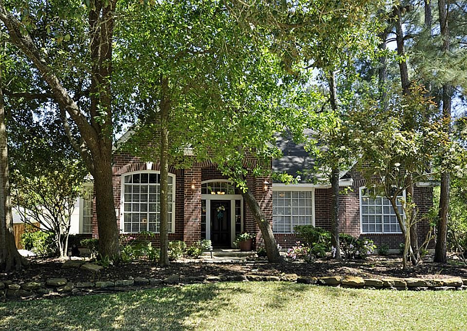 Welcome to 34 Pinepath Place! Large corner lot in highly desired Cochran's Green neighborhood.