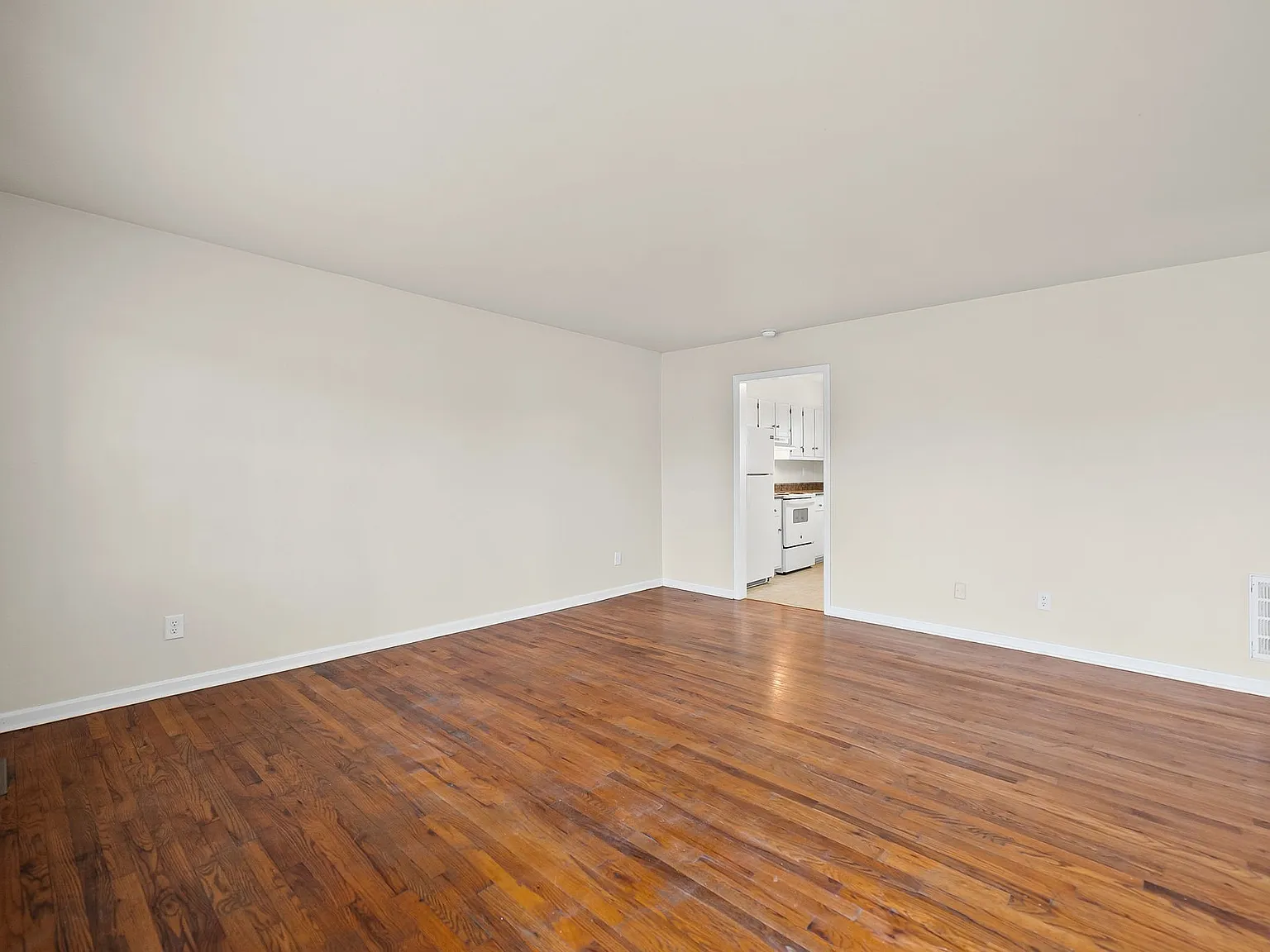 2 bed, 1.0 bath, 935 sqft, $895 — Photo 3