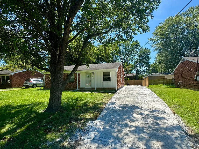 202 Hillside Ln — Photo 1