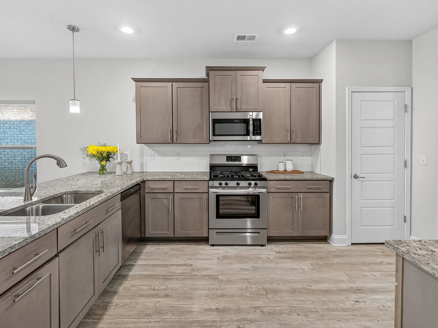 4 bed, 2114 sqft, $1,950 — Photo 4