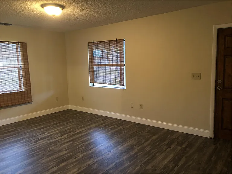 2401 Everett St — Photo 2