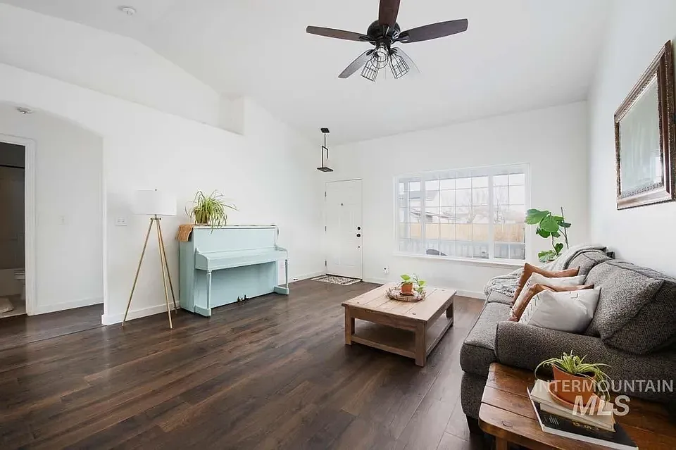 3 bed, 1046 sqft, $2,100 — Photo 4