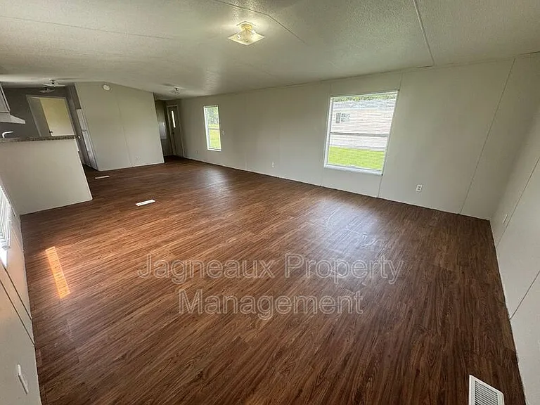 1922 Center St — Photo 4