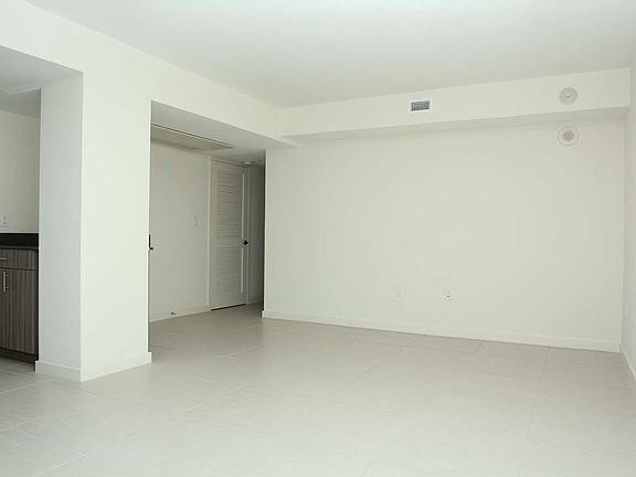 3rd image of 910 West Ave APT 424
