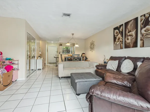 450 SE 7th Street #203, Dania Beach, FL 33004