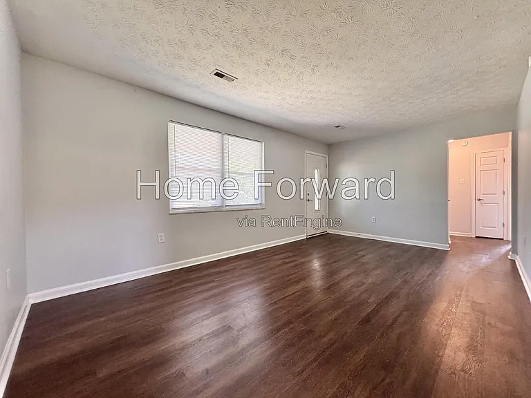 122 Estonia Dr — Photo 2