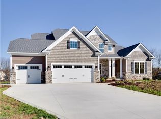 3901 Creekside Dr, Uniontown, OH 44685