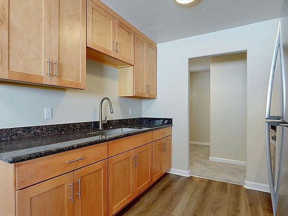 5th image of 537 Hampshire Ave