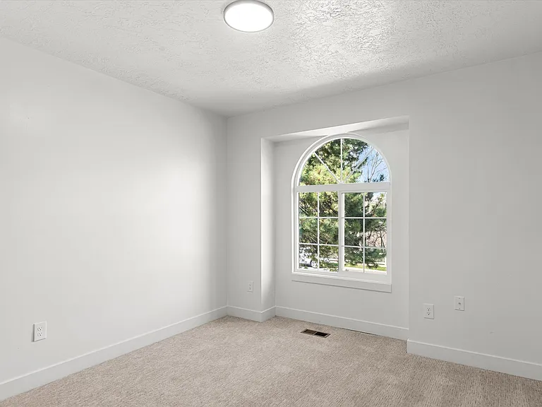 2164 N 1450 E — Photo 17