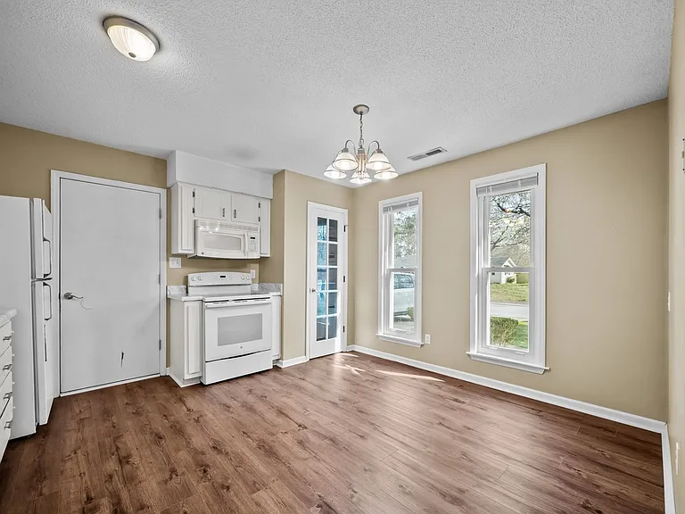 1003 Springdale Dr — Photo 8