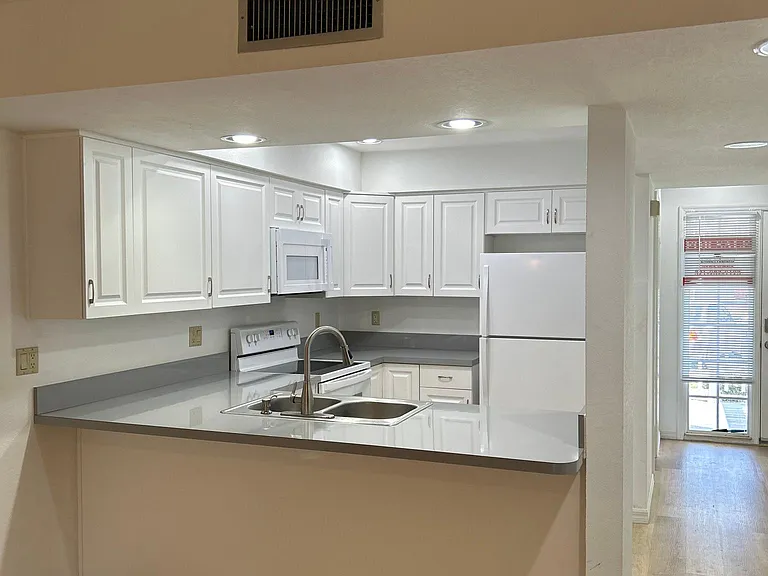 1302 Cypress Cove Ct — Photo 7
