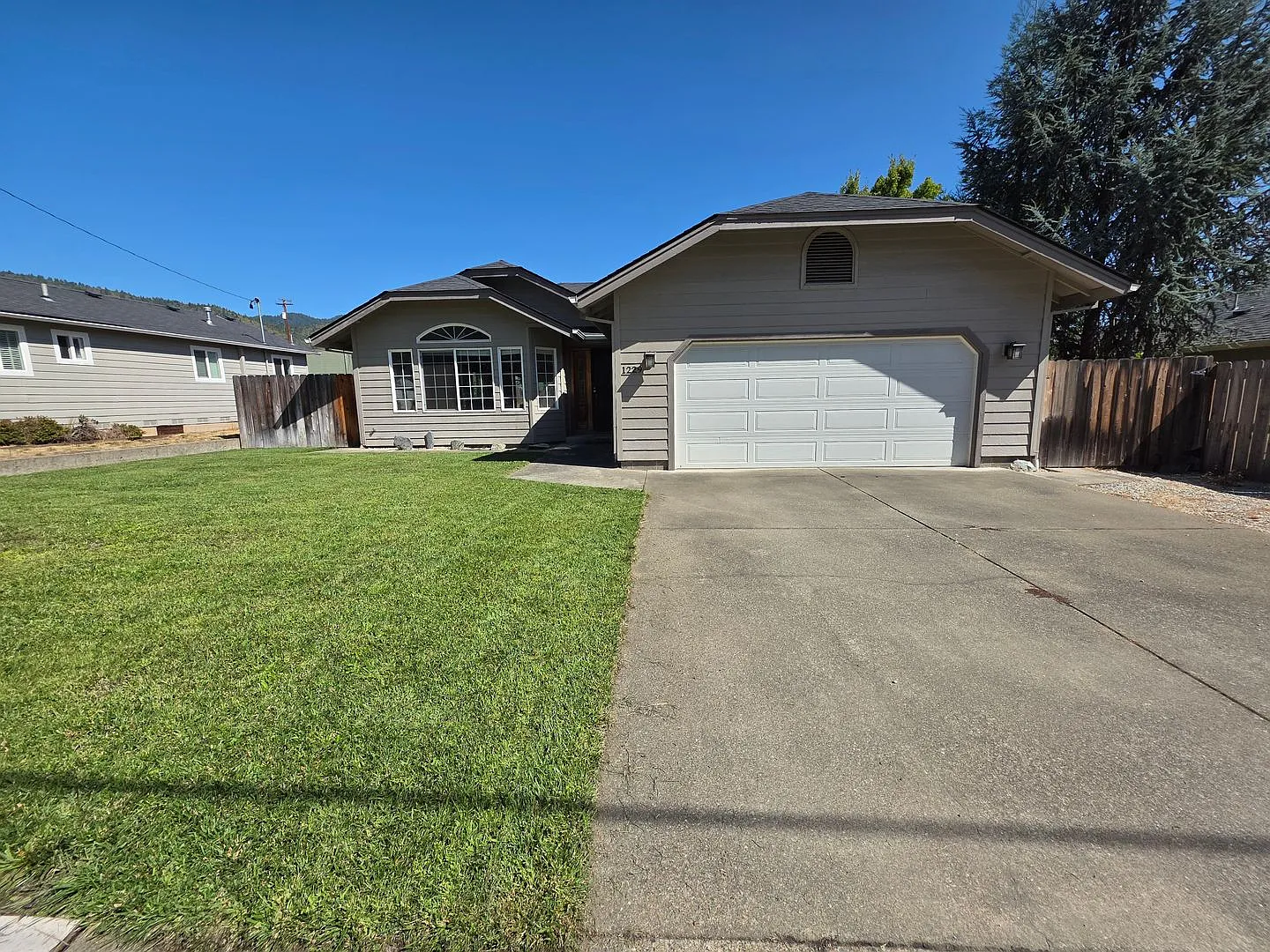 Large Lot Close to Downtown Grants Pass — Photo 2