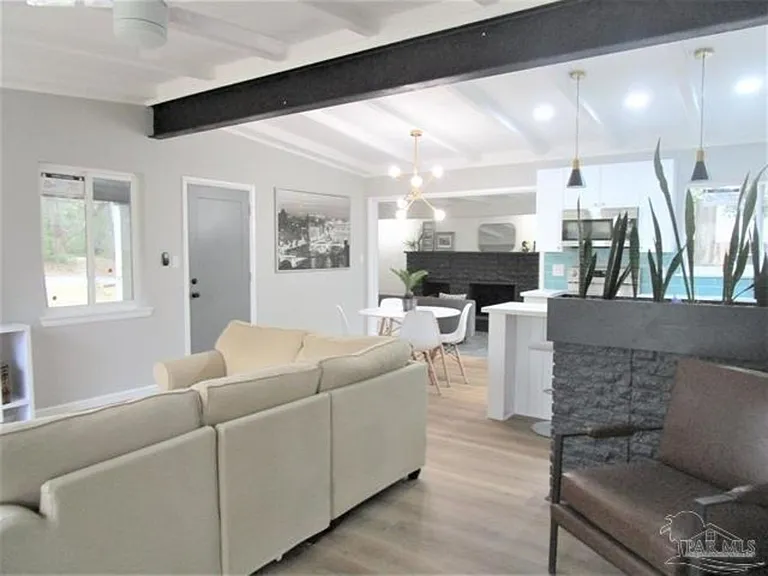 814 Woodland Dr — Photo 3