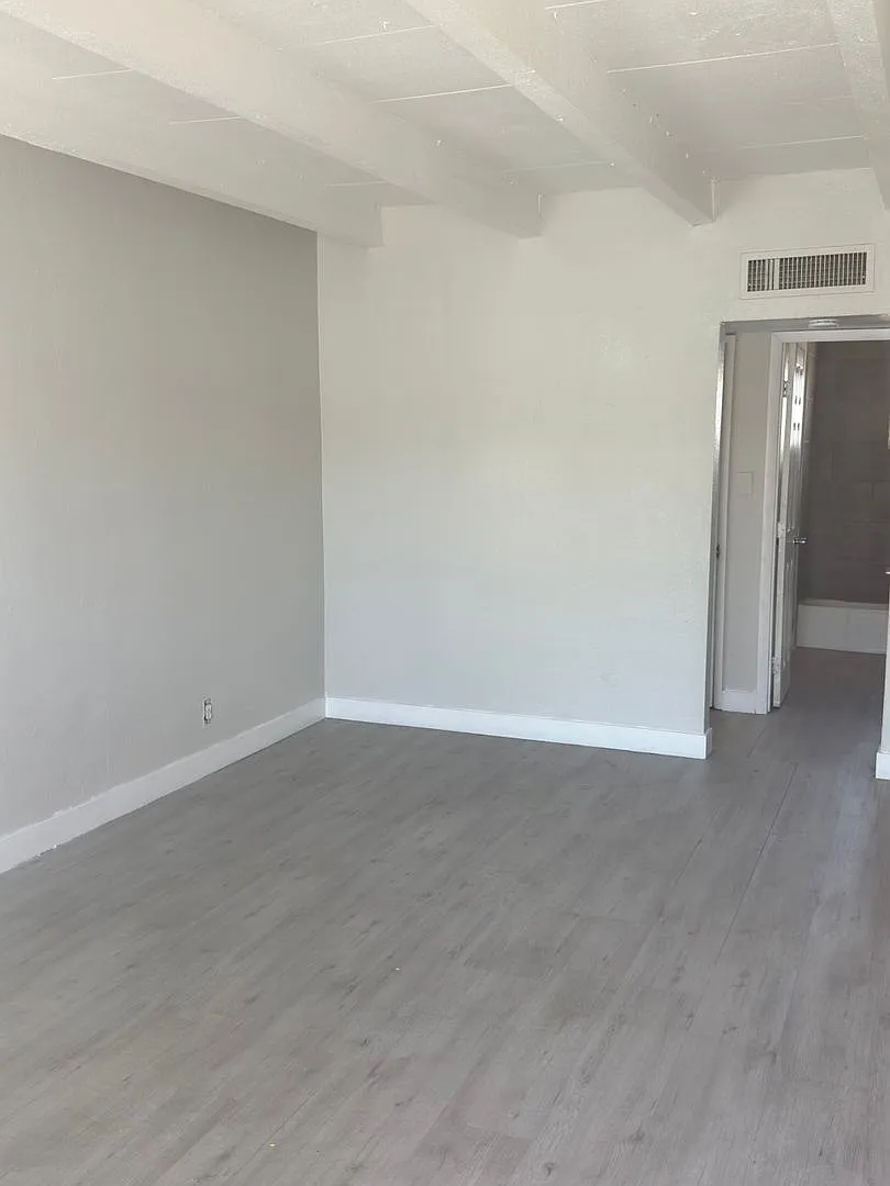 216 W Philadelphia Ave — Photo 3