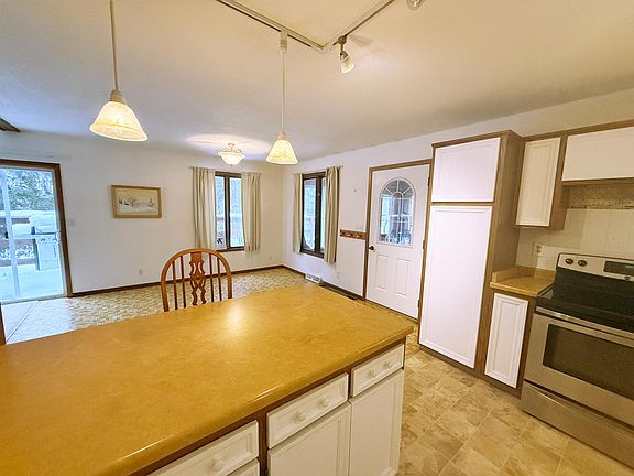 5th image of 9410 Pine Lake Rd